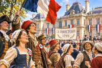 Des Parisiens c&eacute;l&egrave;brent l'arriv&eacute;e du Directoire en 1795, devant un b&acirc;timent d&eacute;cor&eacute; de drapeaux tricolores.