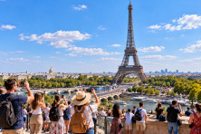 La tour Eiffel aujourd'hui, photographi&eacute;e par des touristes qui admirent Paris et la Seine.
